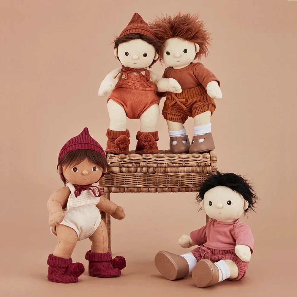 Olli Ella Dinkum Dolls Snuggly Knit Set Plum berretto stivali