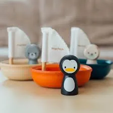 Plan Toys Barca a Vela Pinguino gioco bagnetto legno