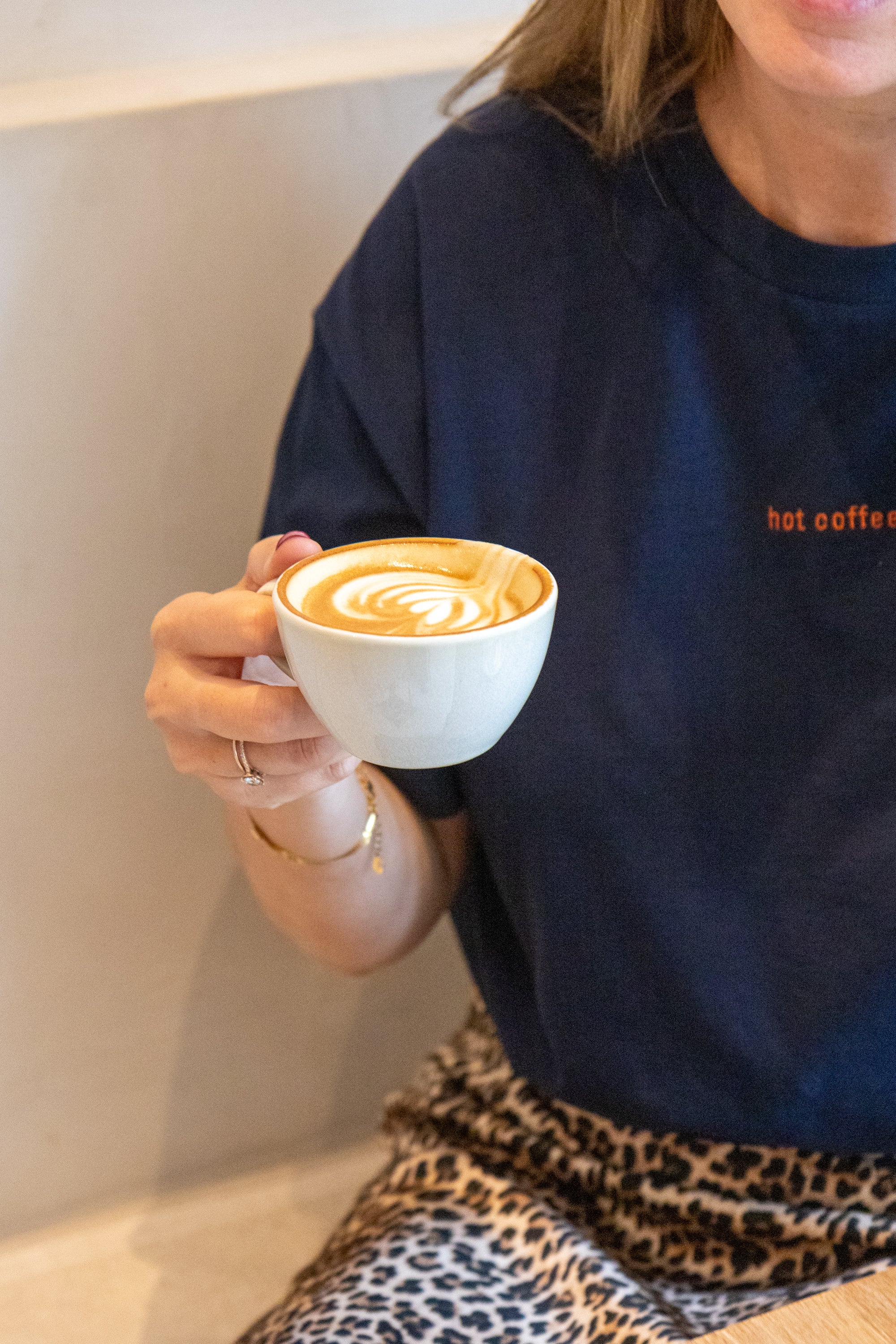 Ella and Rapha Hot Coffee Club maglietta blu notte cotone bio