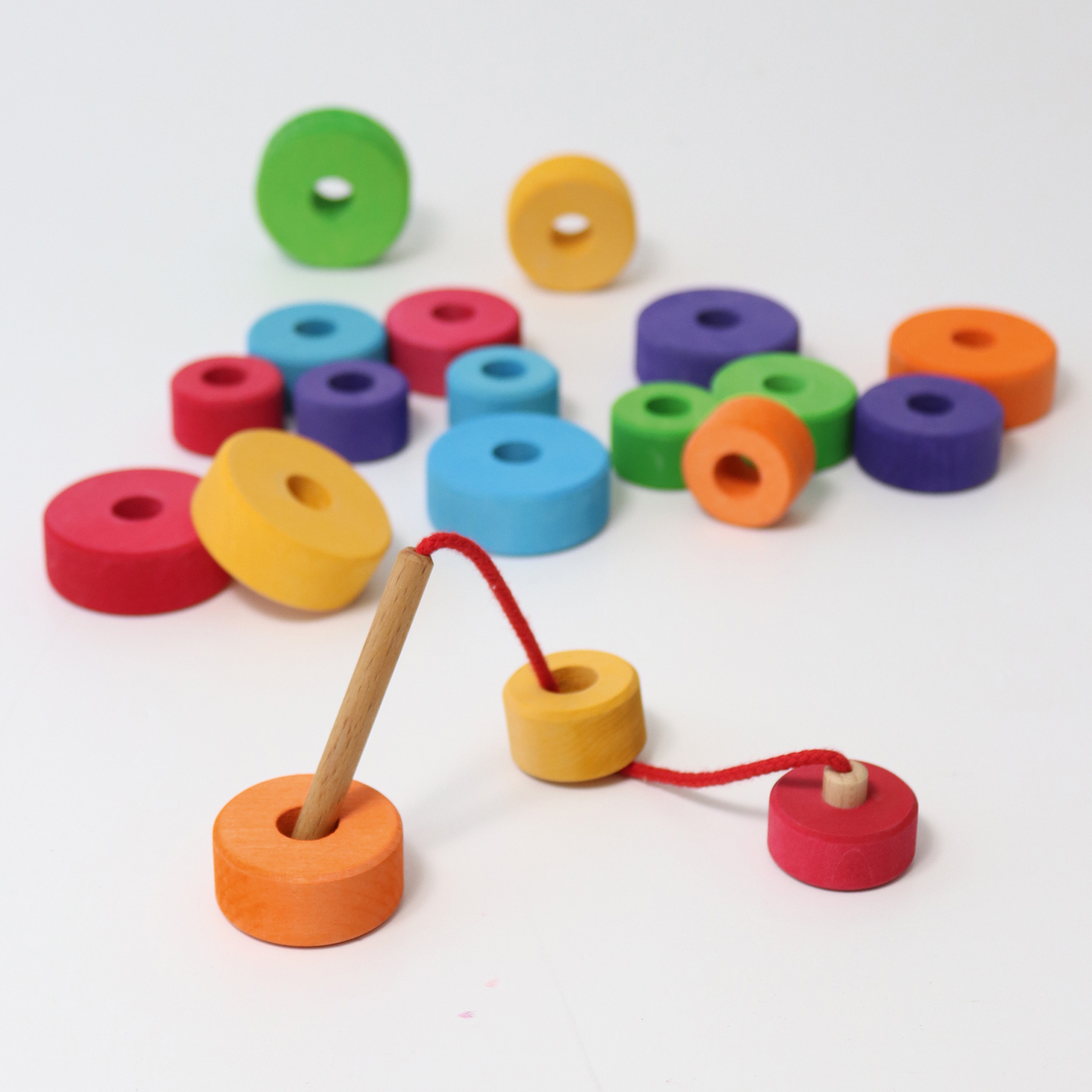 Grimm’s Anelli da infilare gioco legno 18 anelli con ago