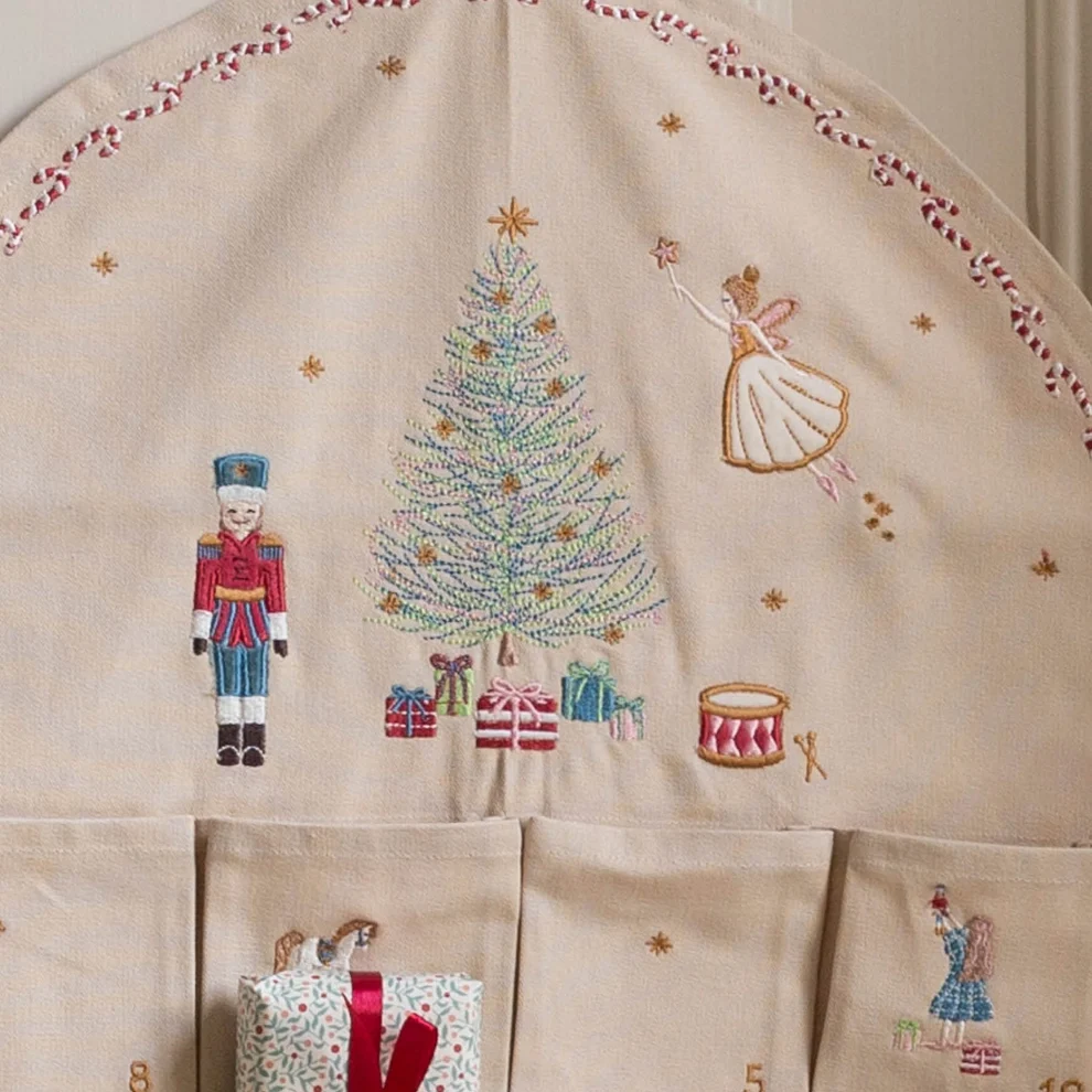 Avery Row Schiaccianoci calendario avvento 24 tasche cotone
