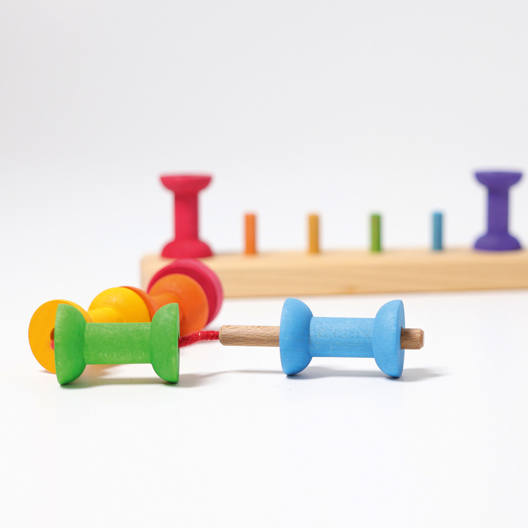 Grimm's Arcobaleno Spolette con ago gioco impilabile legno 12 mesi