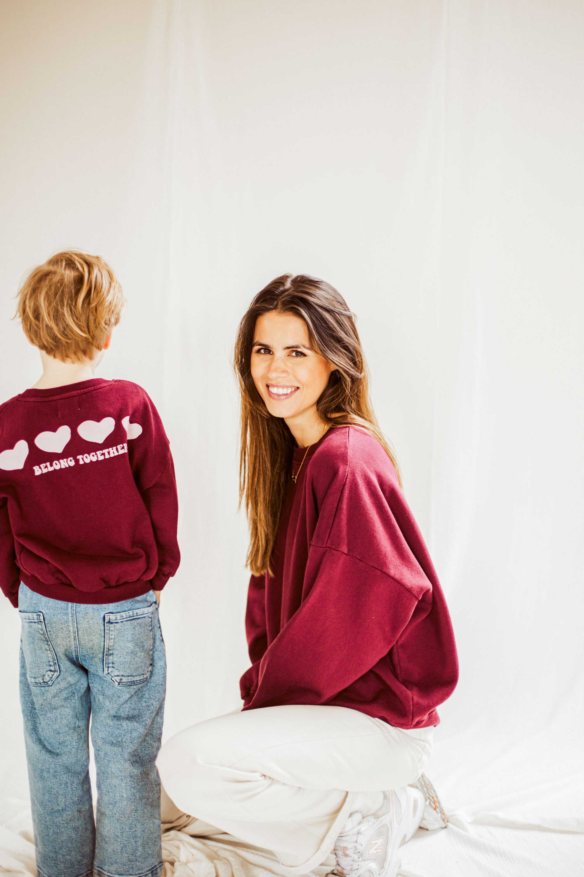 Ella and Rapha BELONG TOGETHER felpa bordeaux cotone bio