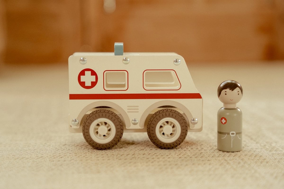 Little Dutch Ambulanza giocattolo legno con infermiera