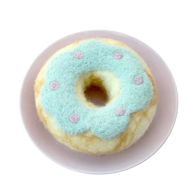 Tara Treasures ciambella feltro glassa azzurra 9 cm