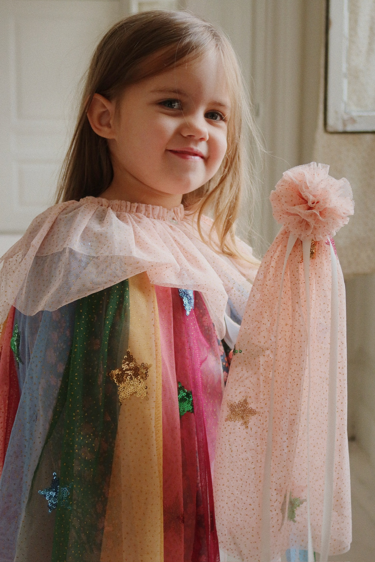 Konges Sløjd Mantello Arcobaleno costume glitterato con bacchetta