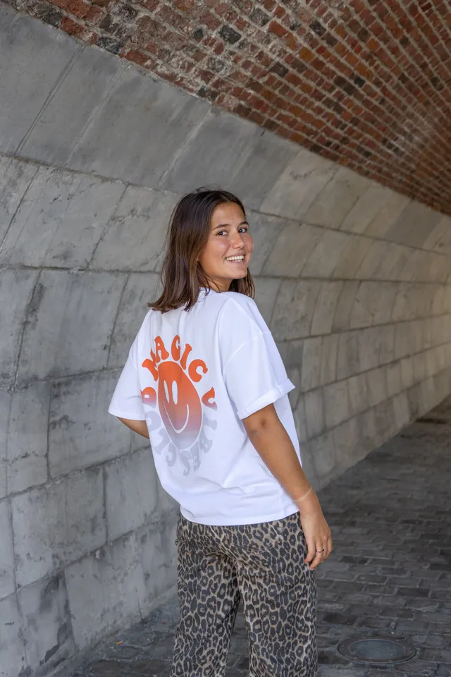 Ella and Rapha Magic Vibes Club t-shirt bianca loose fit cotone bio