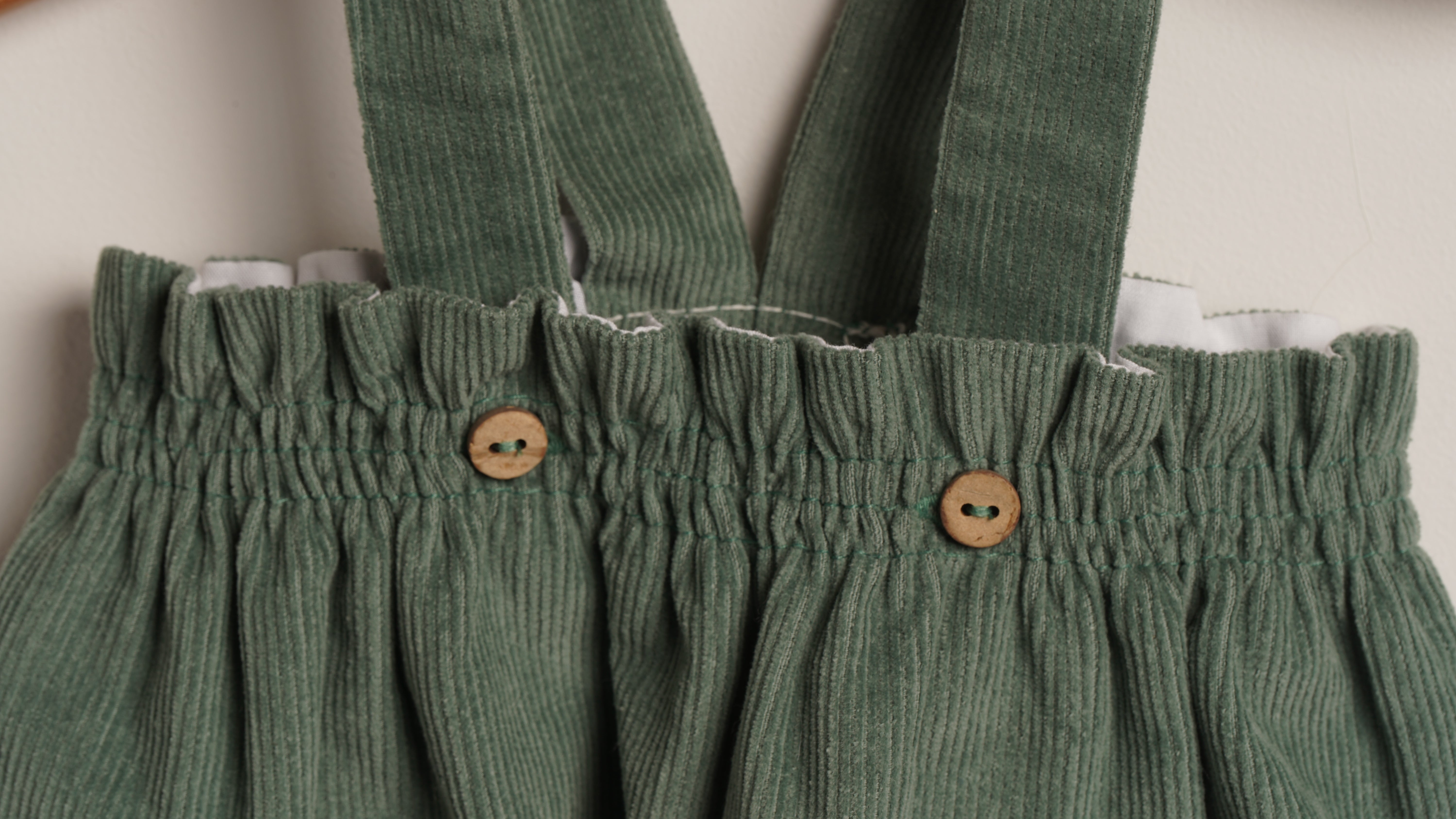 Mebi pantalone bretelle velluto verde muschio cotone
