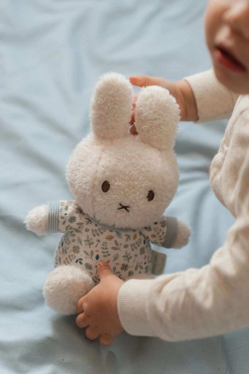 Miffy Lucky Leaves peluche coniglio blu 20 cm