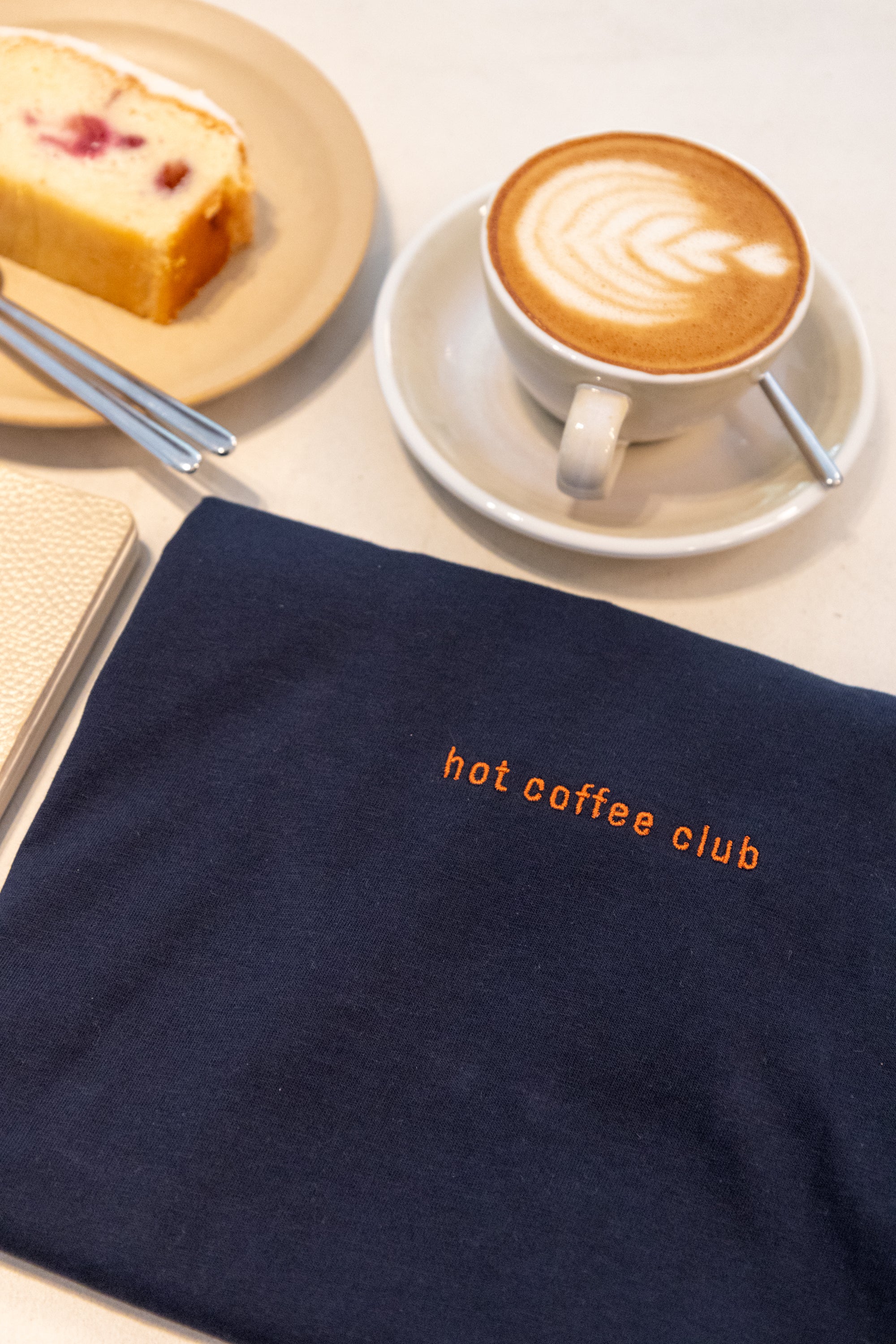 Ella and Rapha Hot Coffee Club maglietta blu notte cotone bio