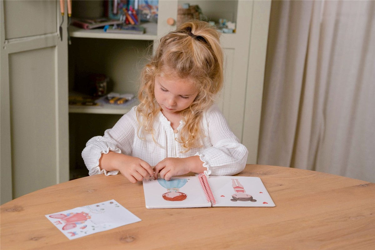 Little Dutch Rosa Friends libro vesti stickers