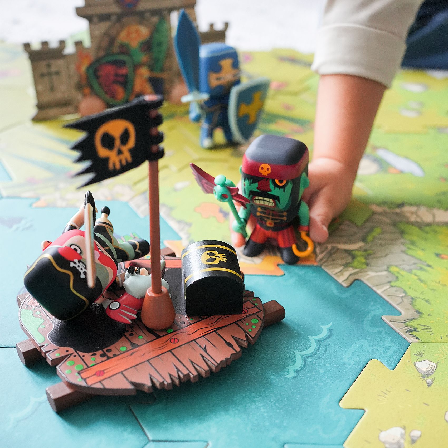 Djeco Arty Toys Sam Parrot figura pirata in vinile