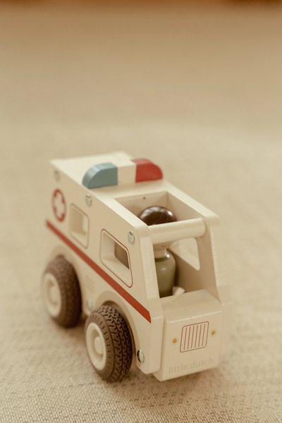 Little Dutch ambulanza legno con personaggio dai 18 mesi