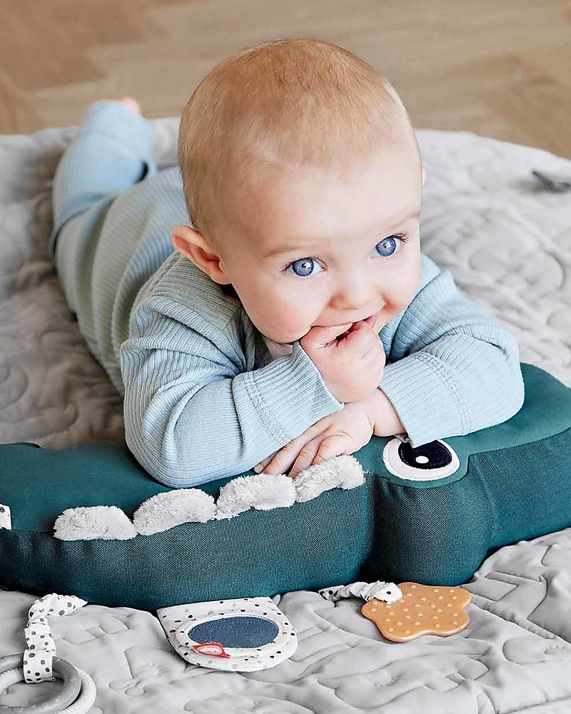 Done by Deer Croco cuscino tummy time verde