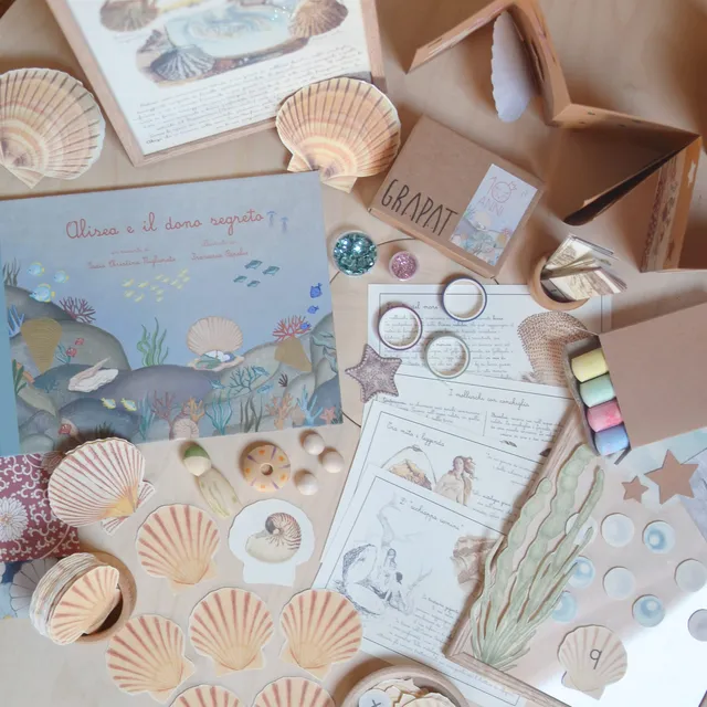 PlayKitBaboo Alisea e il Dono Segreto Kit Creativo Libro + Gioco