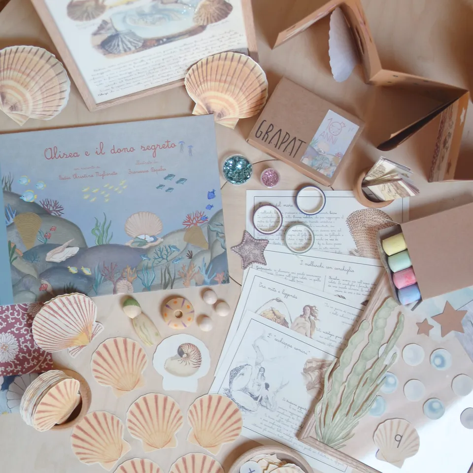 PlayKitBaboo Alisea e il Dono Segreto Kit Creativo Libro + Gioco