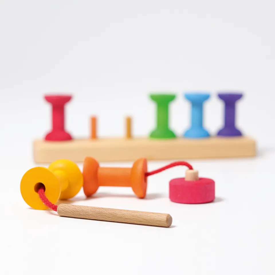 Grimm's Arcobaleno Spolette con ago gioco impilabile legno 12 mesi