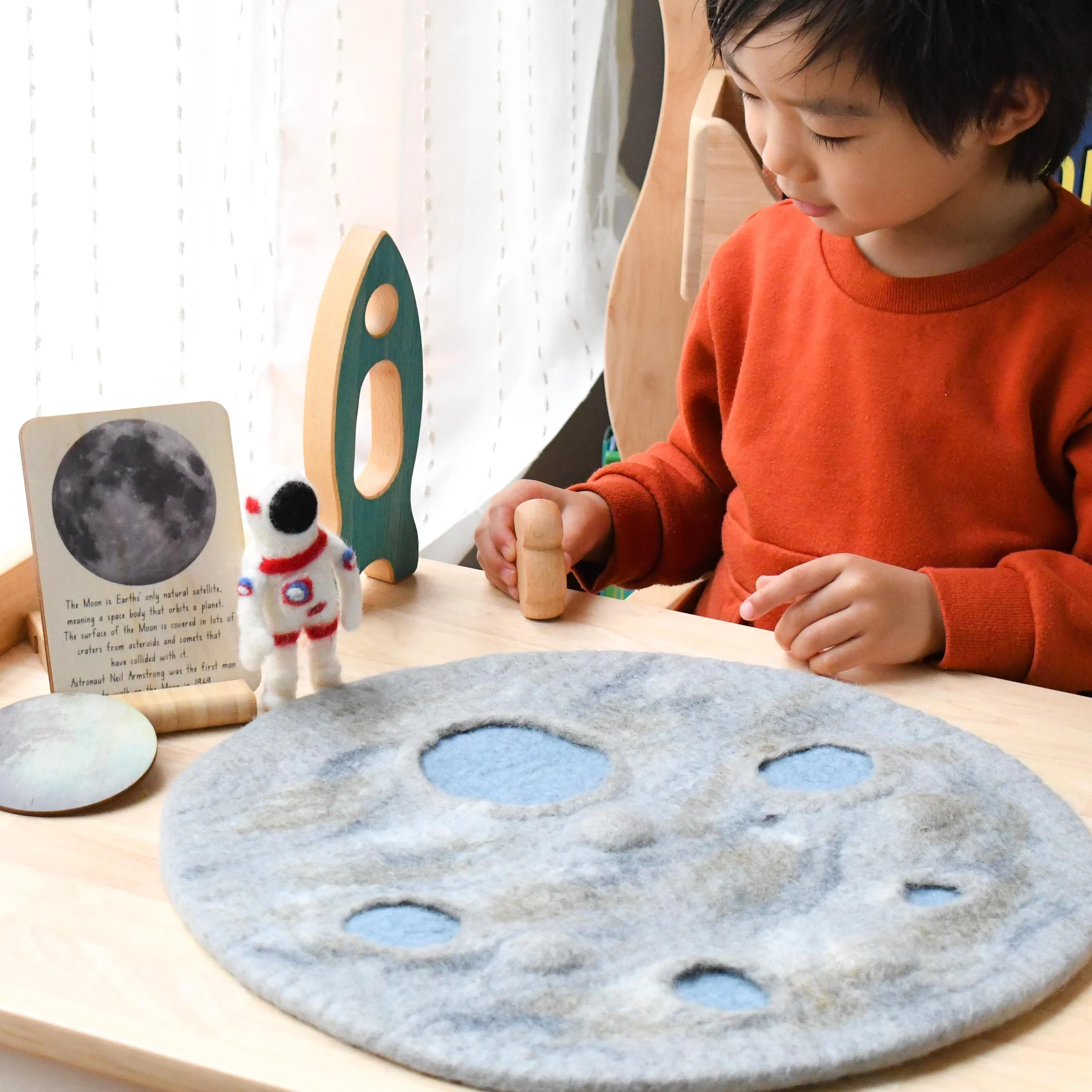 Tara Treasures Moon Crater Tappeto Luna con astronauta