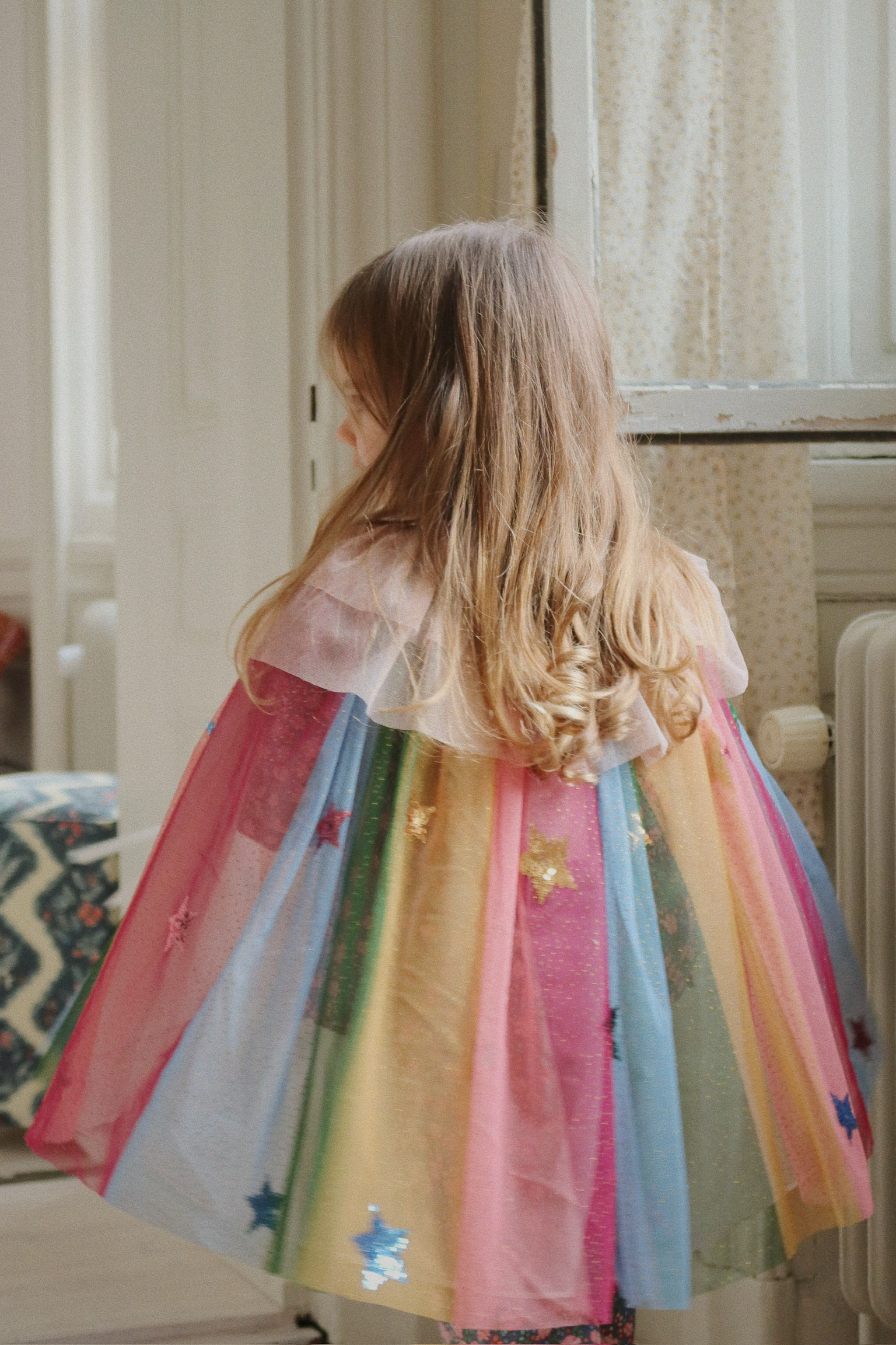 Konges Sløjd Mantello Arcobaleno costume glitterato con bacchetta