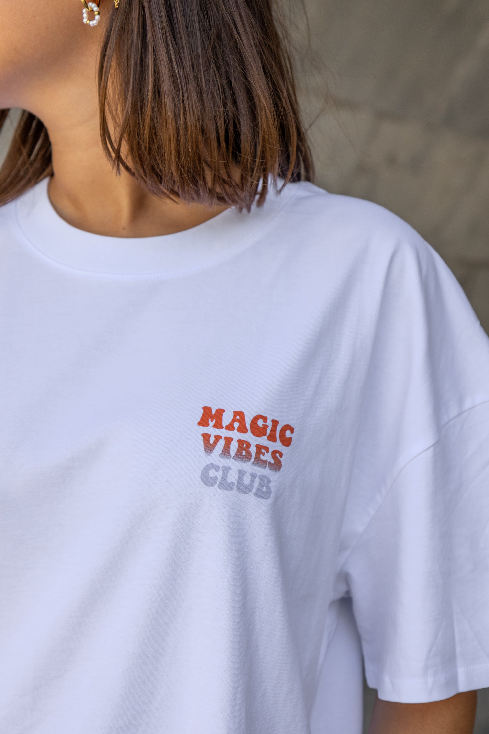 Ella and Rapha Magic Vibes Club t-shirt bianca loose fit cotone bio