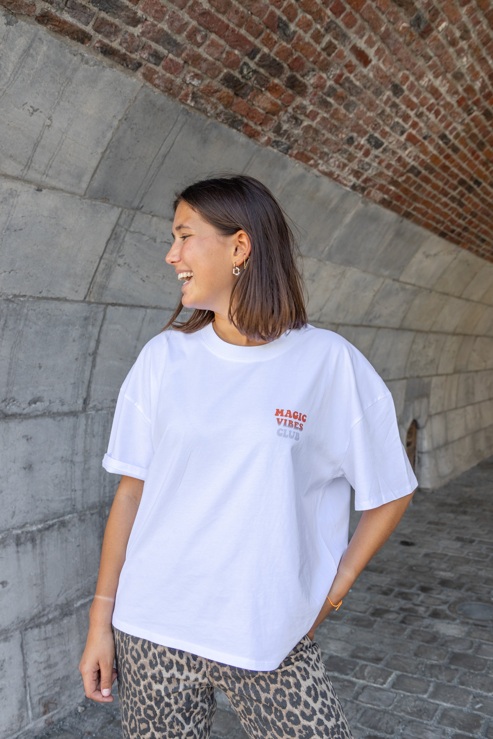 Ella and Rapha Magic Vibes Club t-shirt bianca loose fit cotone bio