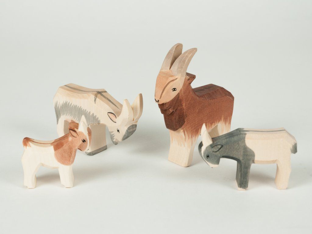 Ostheimer Capra Testa Bassa figura legno 6 cm dipinta a mano