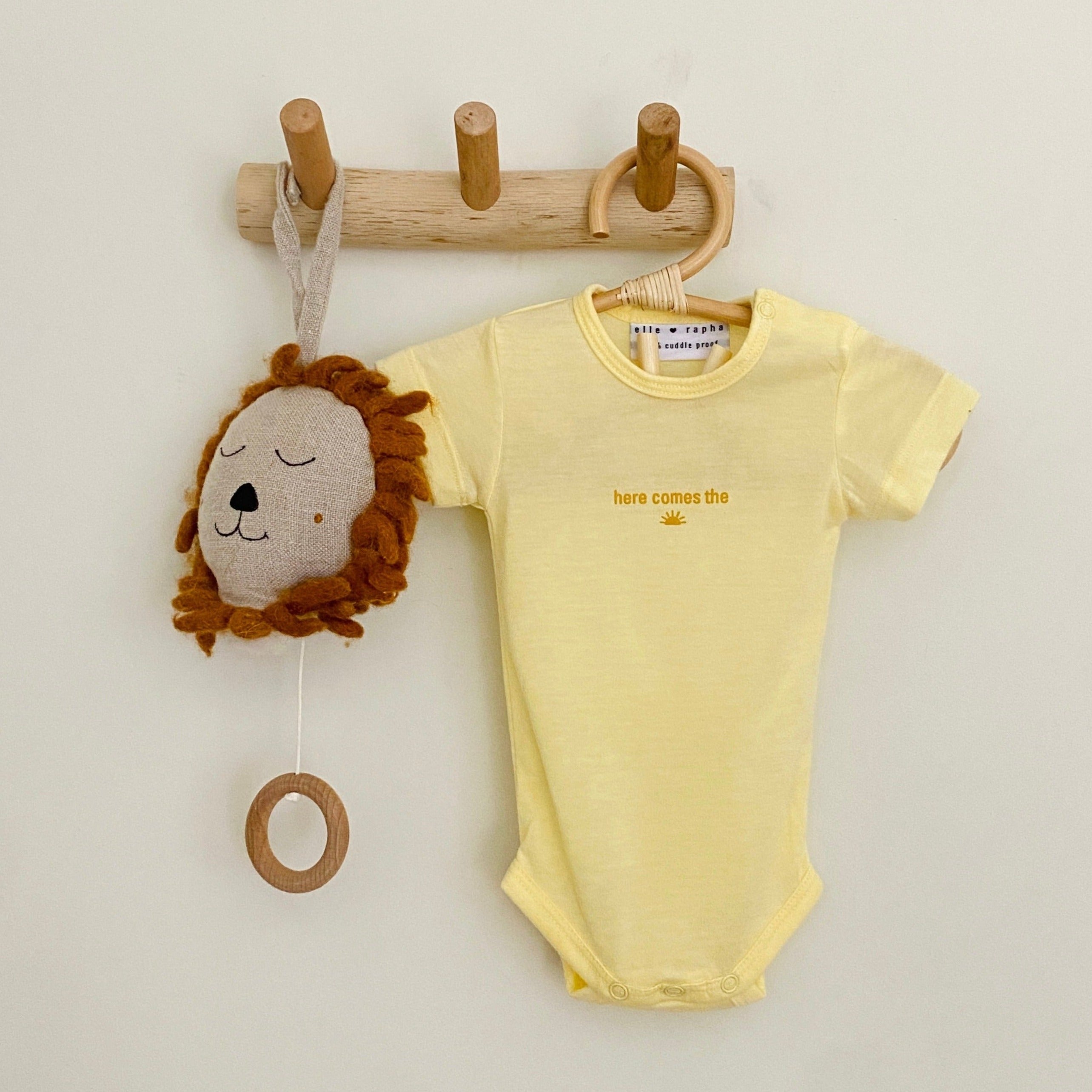 Ella and Rapha Here Comes the Sun body neonato giallo