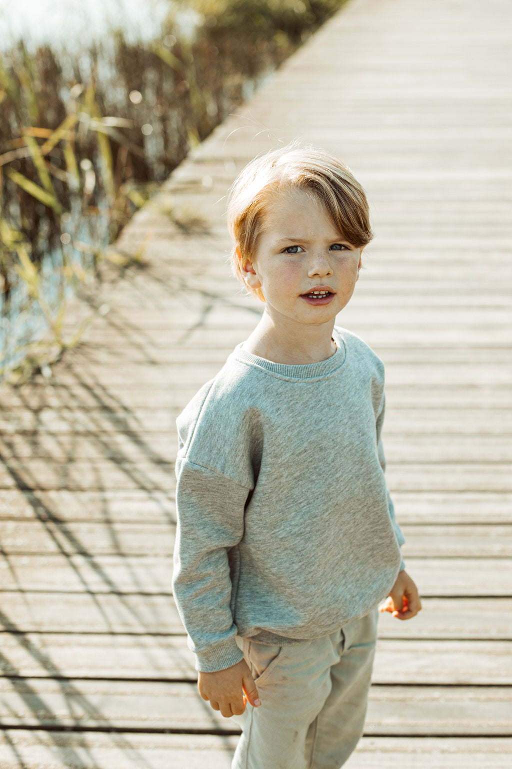 Ella and Rapha little stone grey SUN x MOMENTS magazine felpa grigia