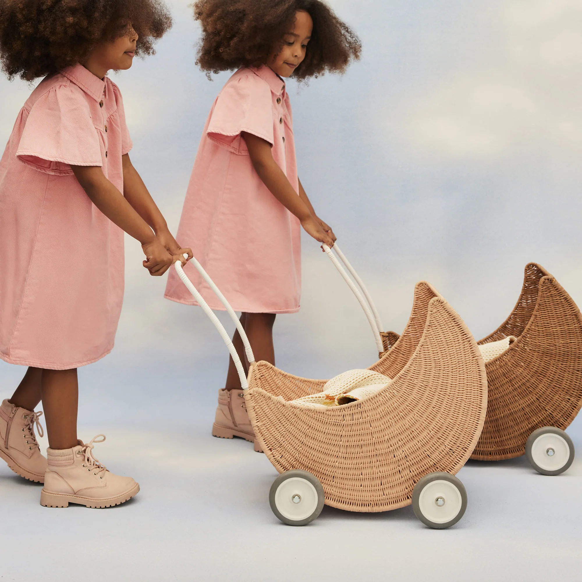 Olli Ella Dinkum Dolls Moon Strolley passeggino rattan rosa