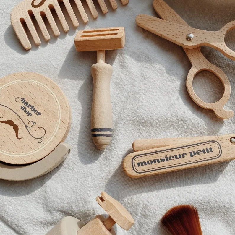 Konges Sløjd Barber Set Gioco Simbolico Legno 9 Pezzi