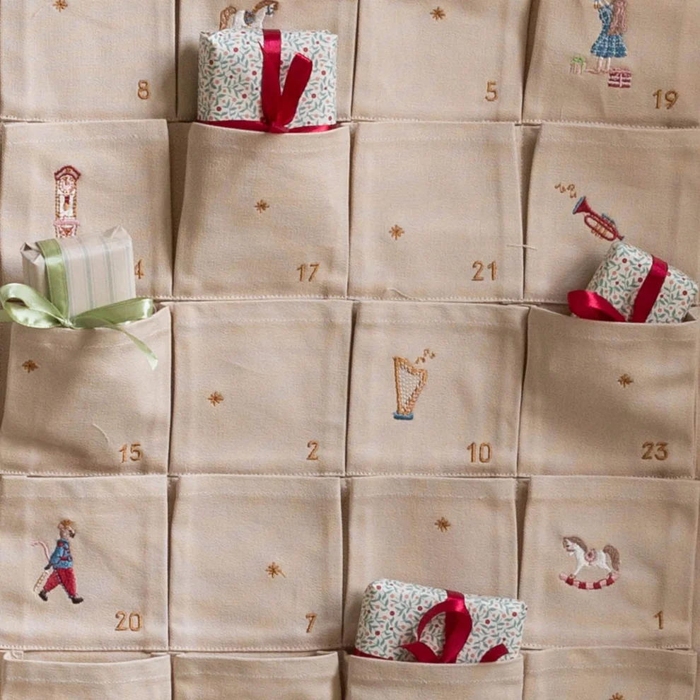 Avery Row Schiaccianoci calendario avvento 24 tasche cotone