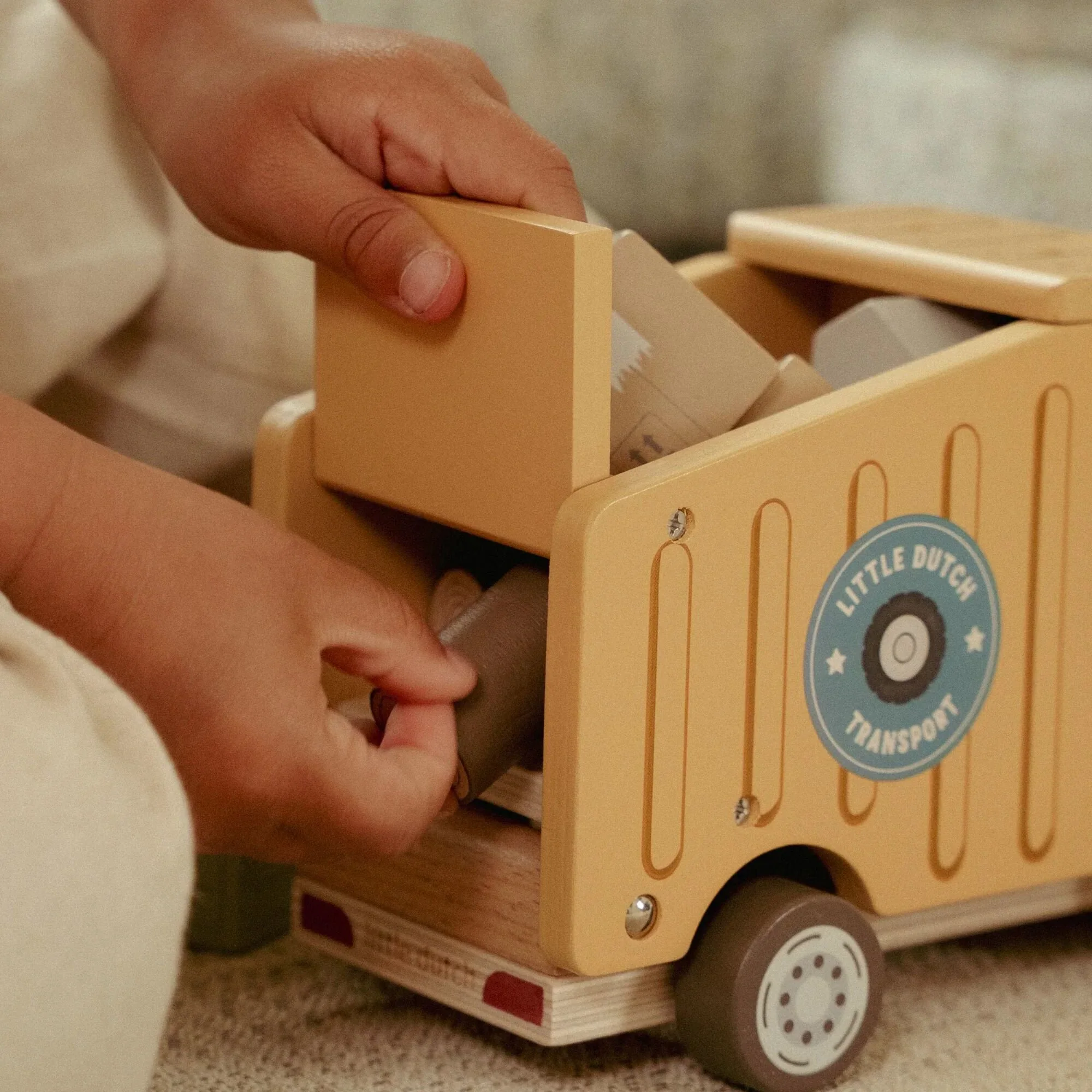 Little Dutch Camion Spazzatura legno con personaggio 18 mesi