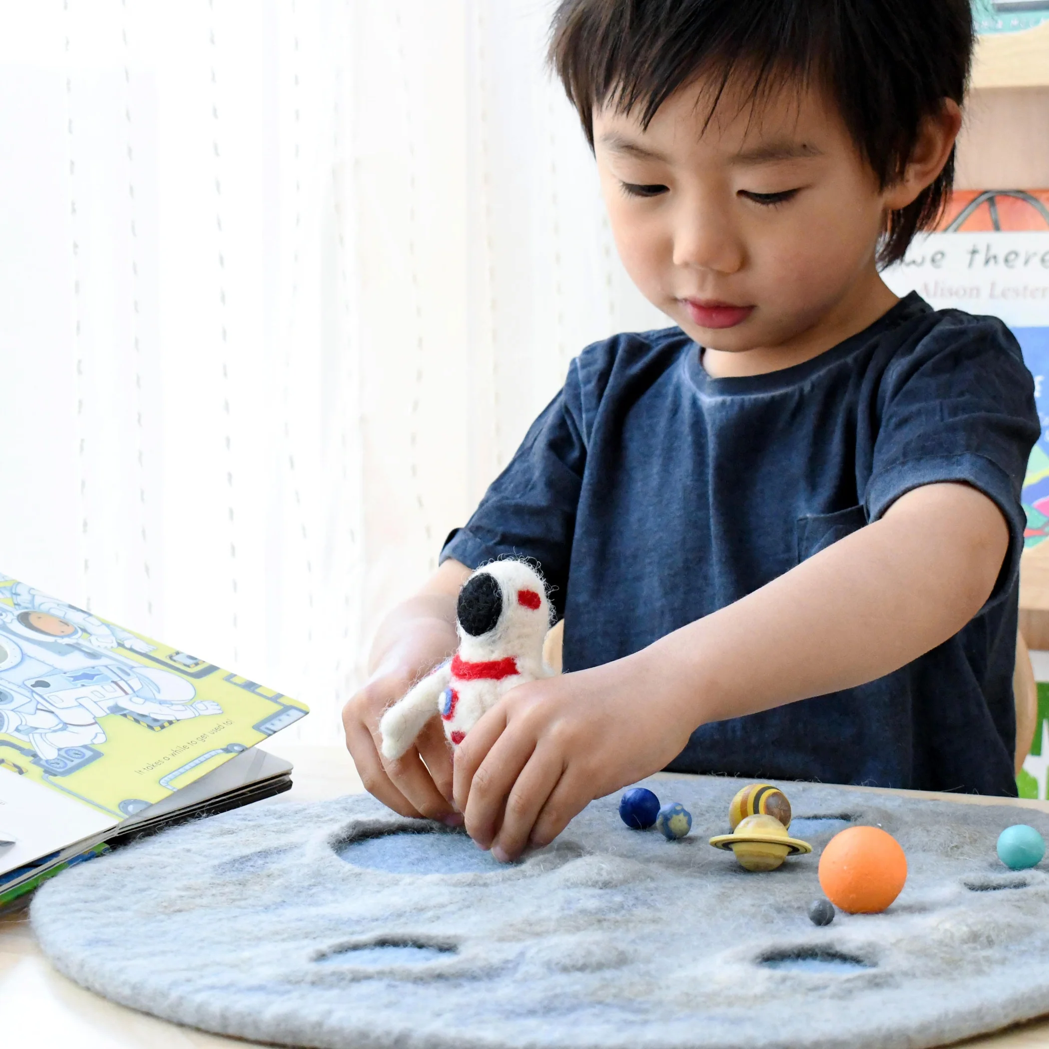 Tara Treasures Moon Crater Tappeto Luna con astronauta
