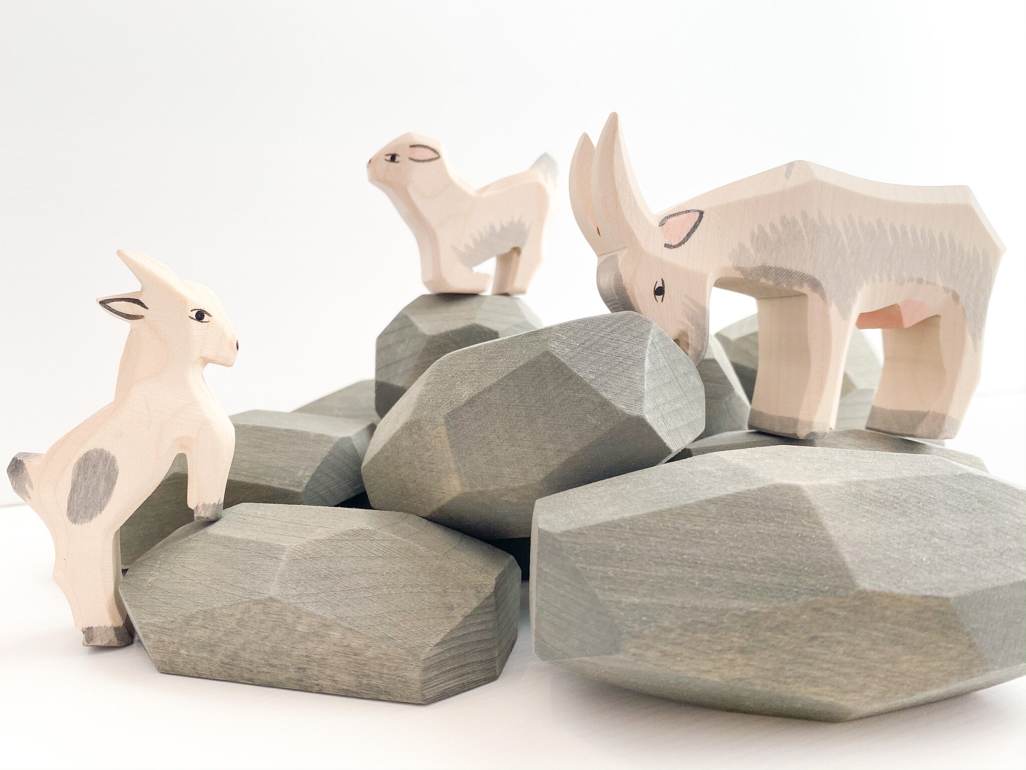 Ostheimer Capra Testa Bassa figura legno 6 cm dipinta a mano