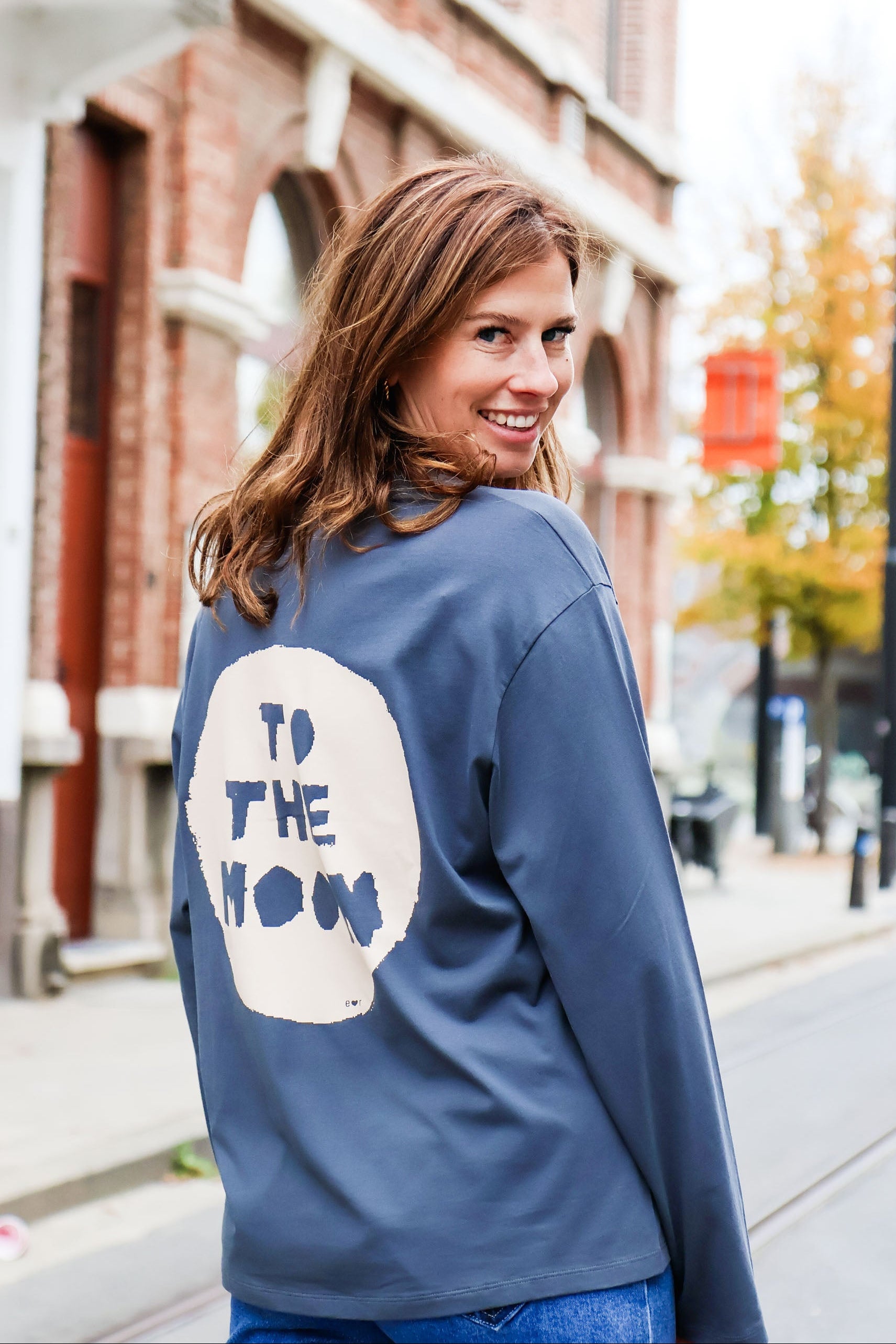 Ella and Rapha To The Moon t-shirt maniche lunghe grigia cotone