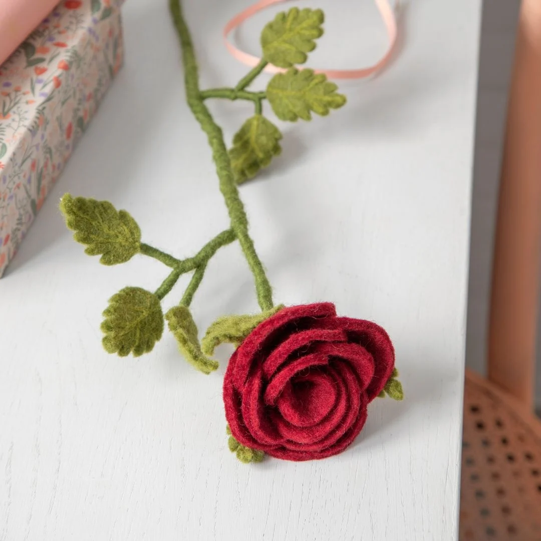 Gry & Sif Rosa Rossa fiore in feltro con foglie 6 cm