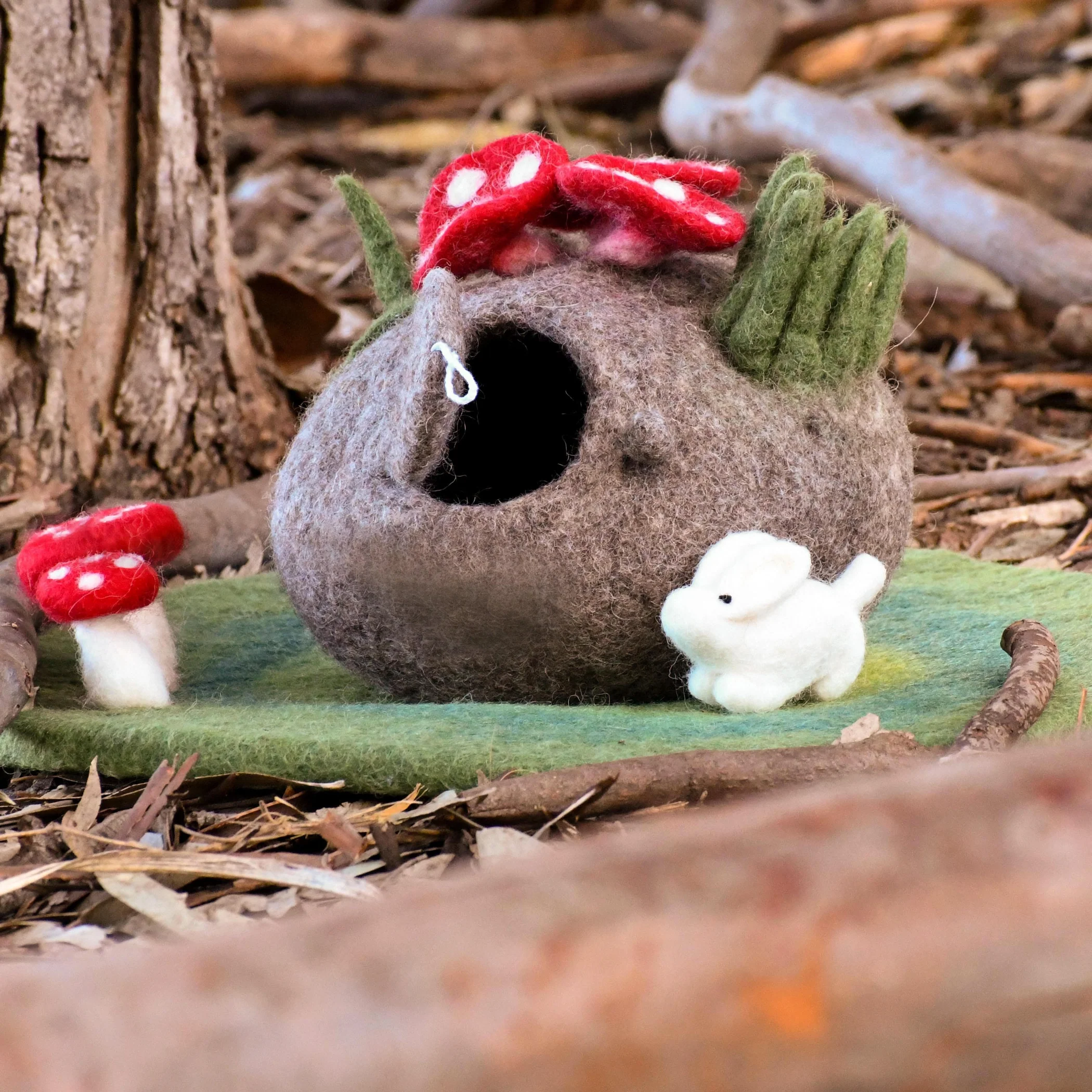 Tara Treasures Fairy Toadstool House casetta fungo feltro con coniglio