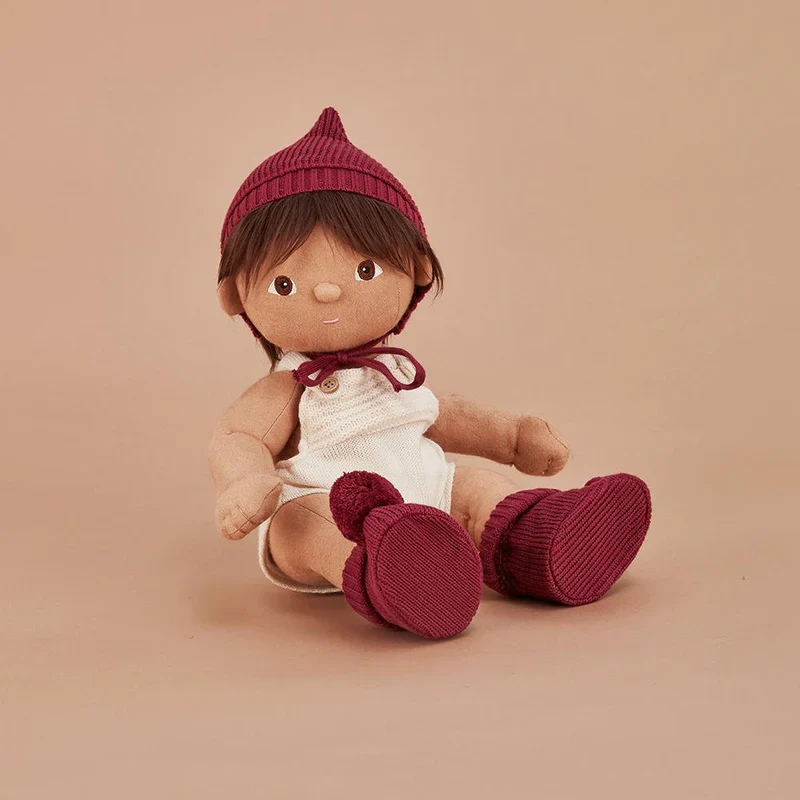 Olli Ella Dinkum Dolls Snuggly Knit Set Plum berretto stivali