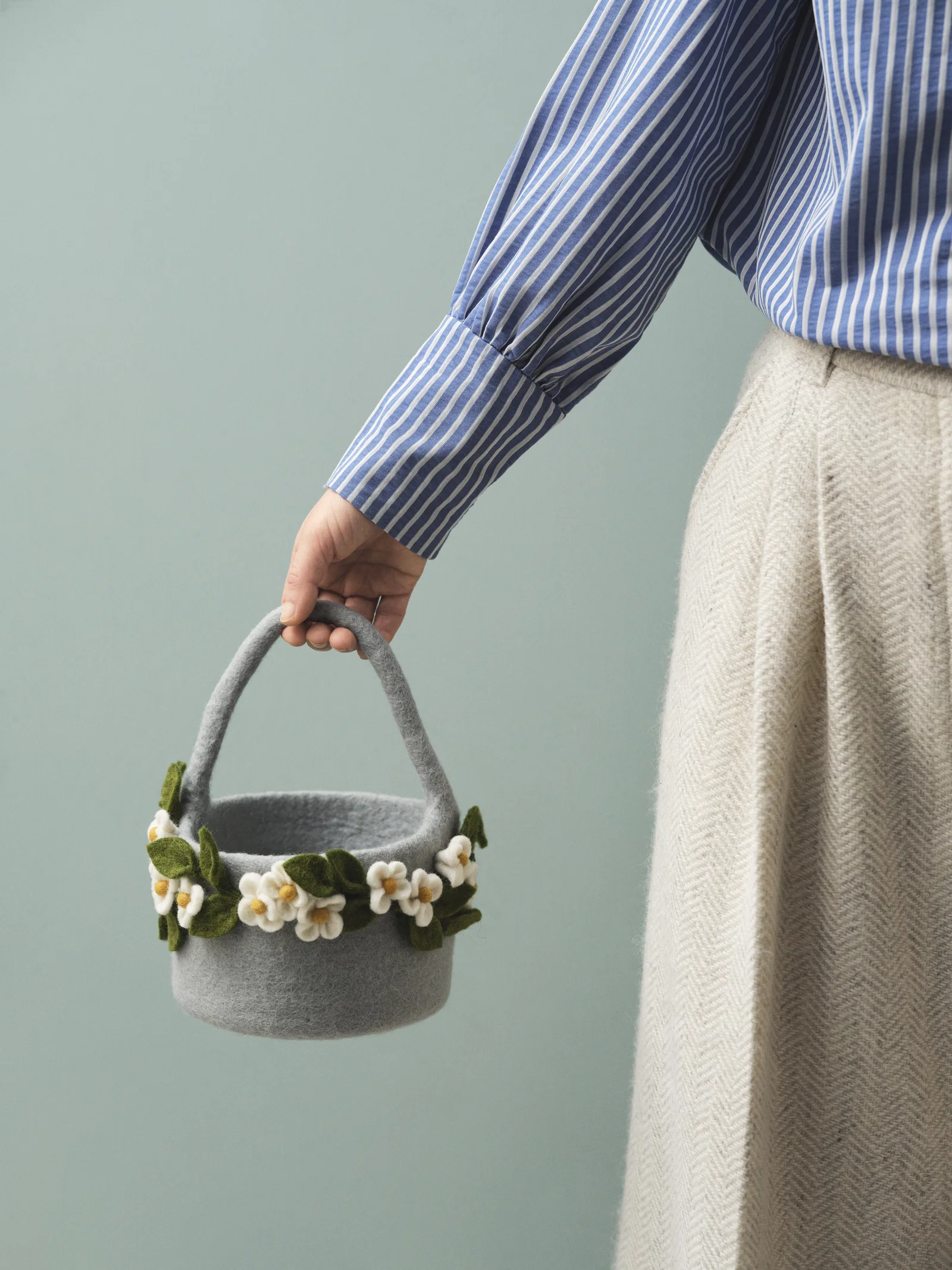 Gry & Sif Ghirlanda di fiori cestino feltro azzurro