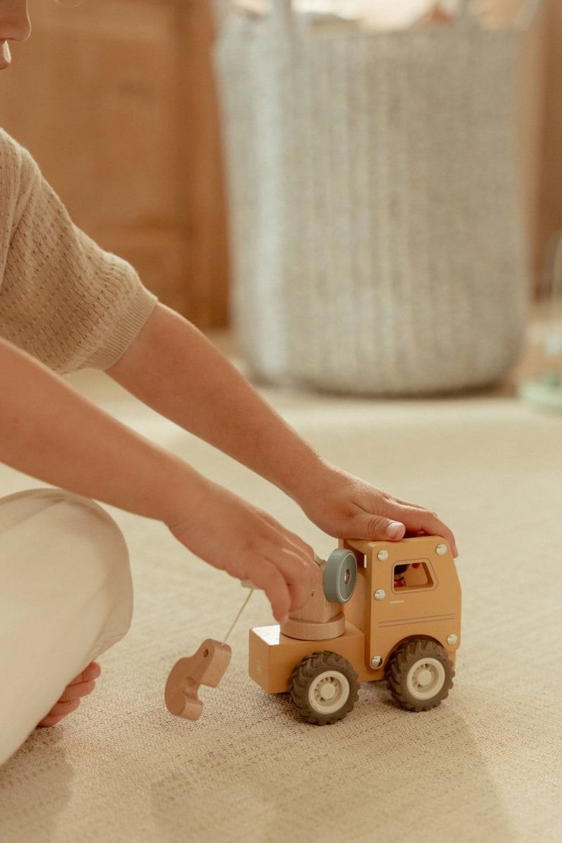 Little Dutch camion gru in legno con operaio gomme