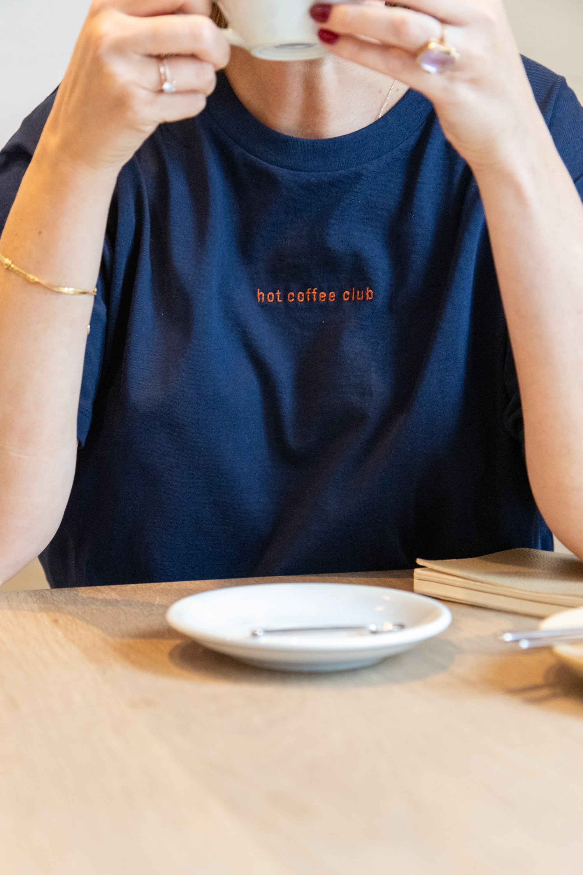 Ella and Rapha Hot Coffee Club maglietta blu notte cotone bio