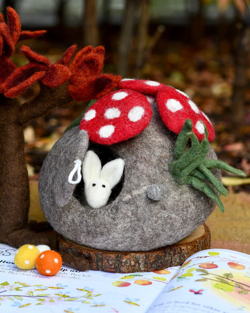 Tara Treasures Fairy Toadstool House casetta fungo feltro con coniglio