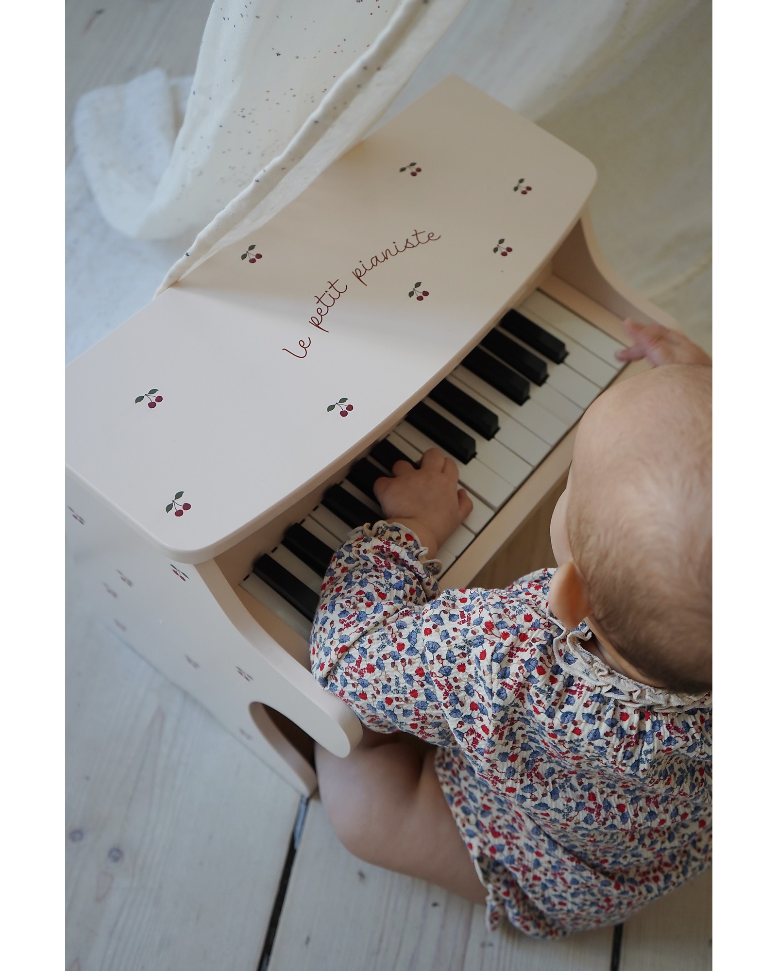 Konges Sløjd Glossy Cherry pianoforte in legno 18 tasti dai 3 anni
