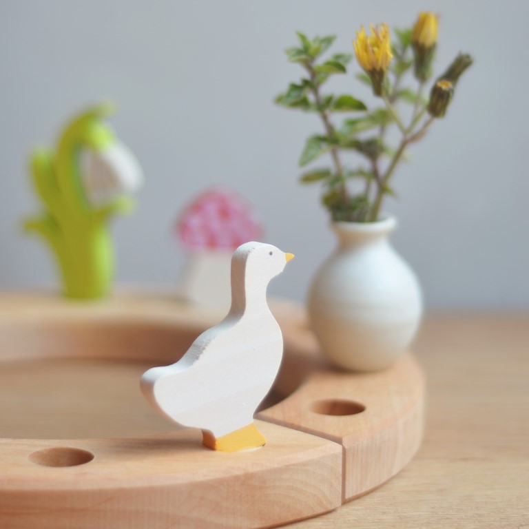 Grimm's Oca figura legno dipinta a mano 6 cm