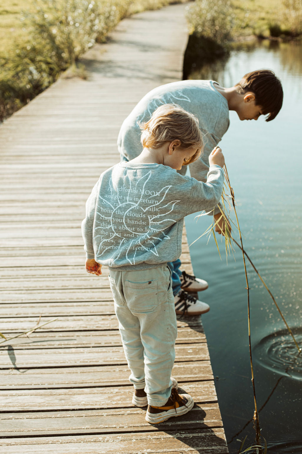 Ella and Rapha little stone grey SUN x MOMENTS magazine felpa grigia