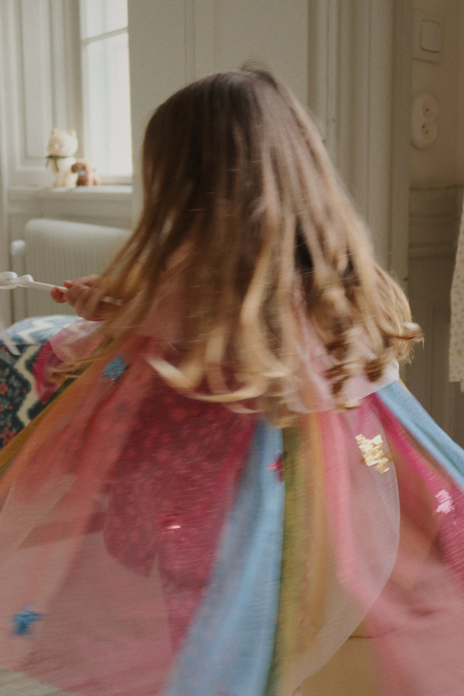Konges Sløjd Mantello Arcobaleno costume glitterato con bacchetta