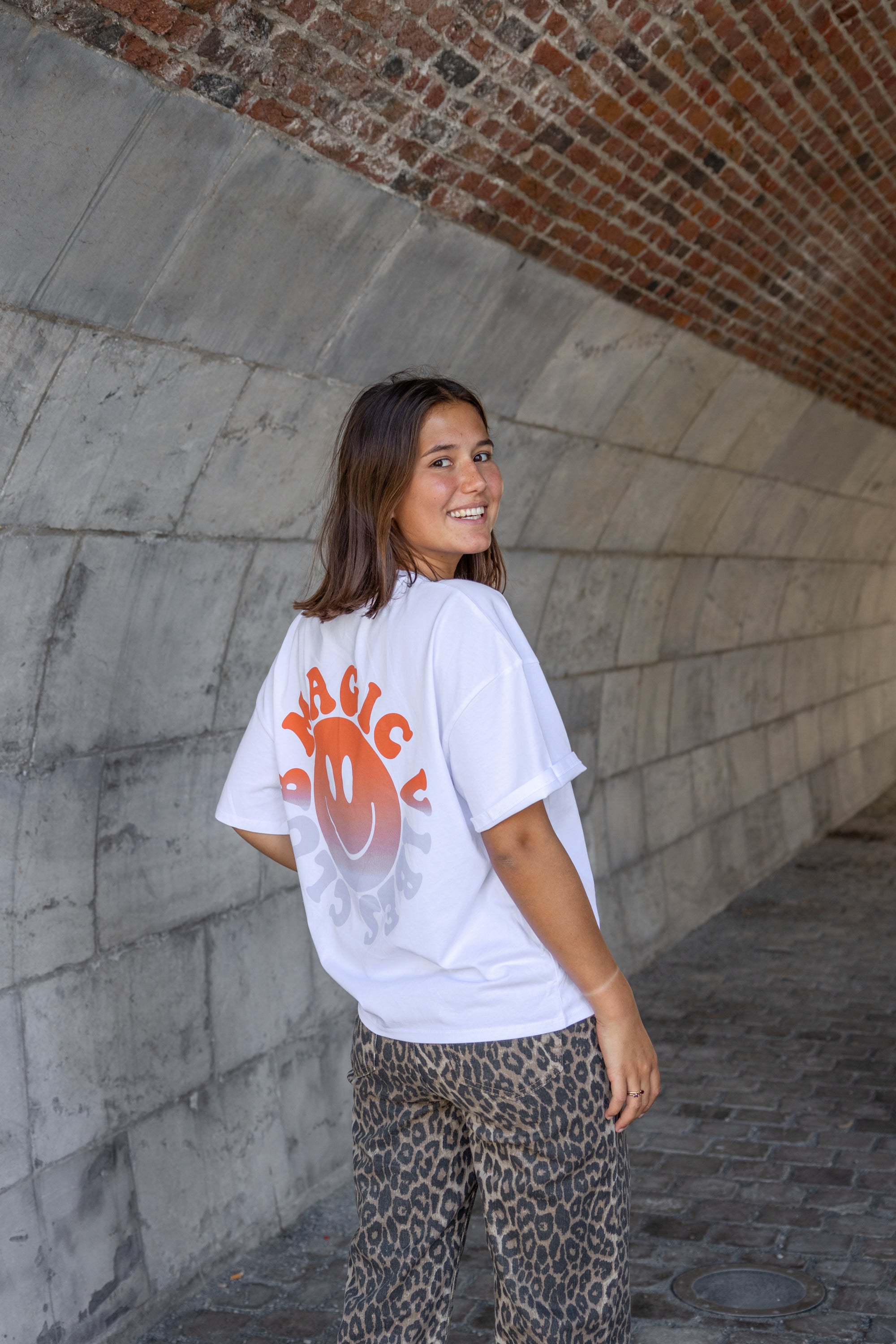 Ella and Rapha Magic Vibes Club t-shirt bianca loose fit cotone bio