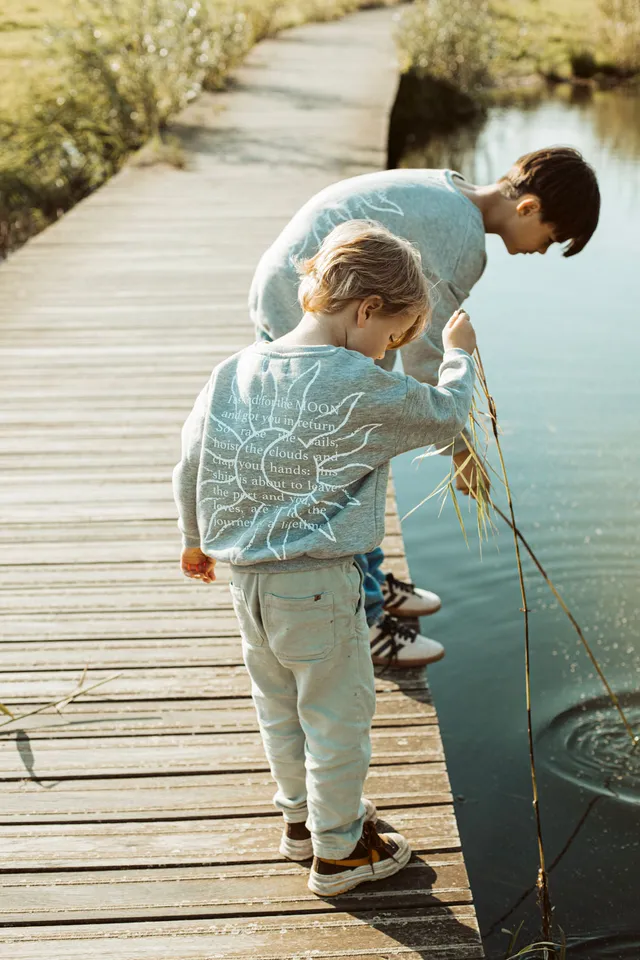 Ella and Rapha little stone grey SUN x MOMENTS magazine felpa grigia