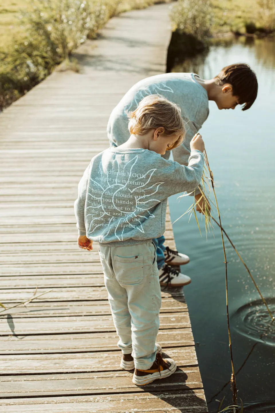 Ella and Rapha little stone grey SUN x MOMENTS magazine felpa grigia