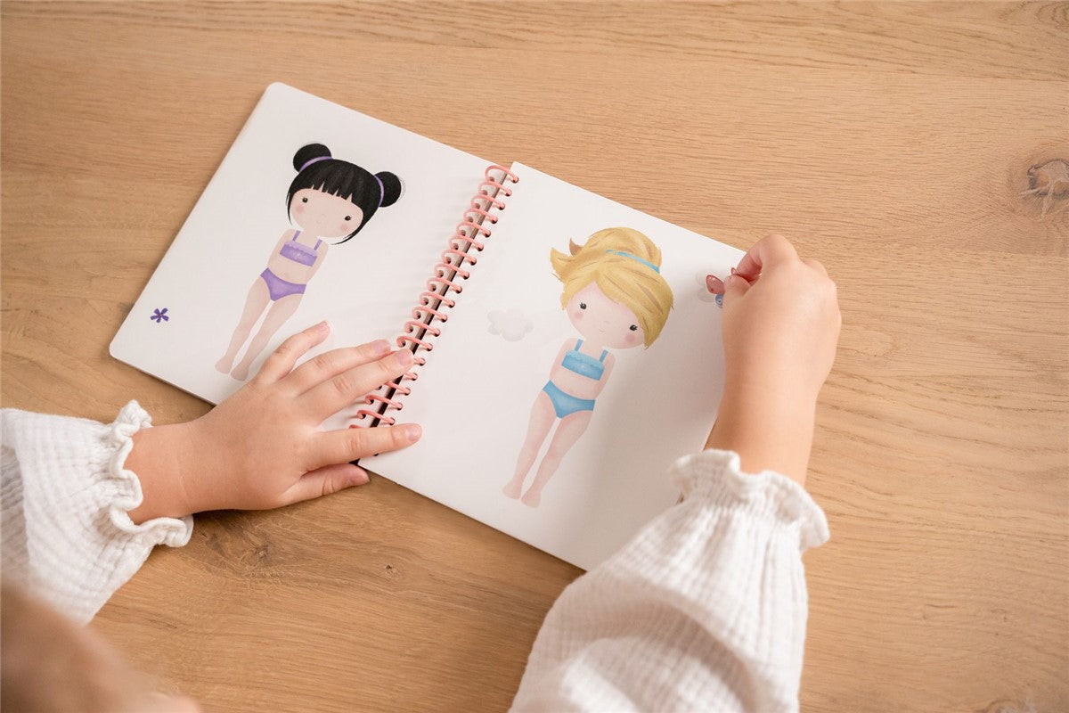 Little Dutch Rosa Friends libro vesti stickers